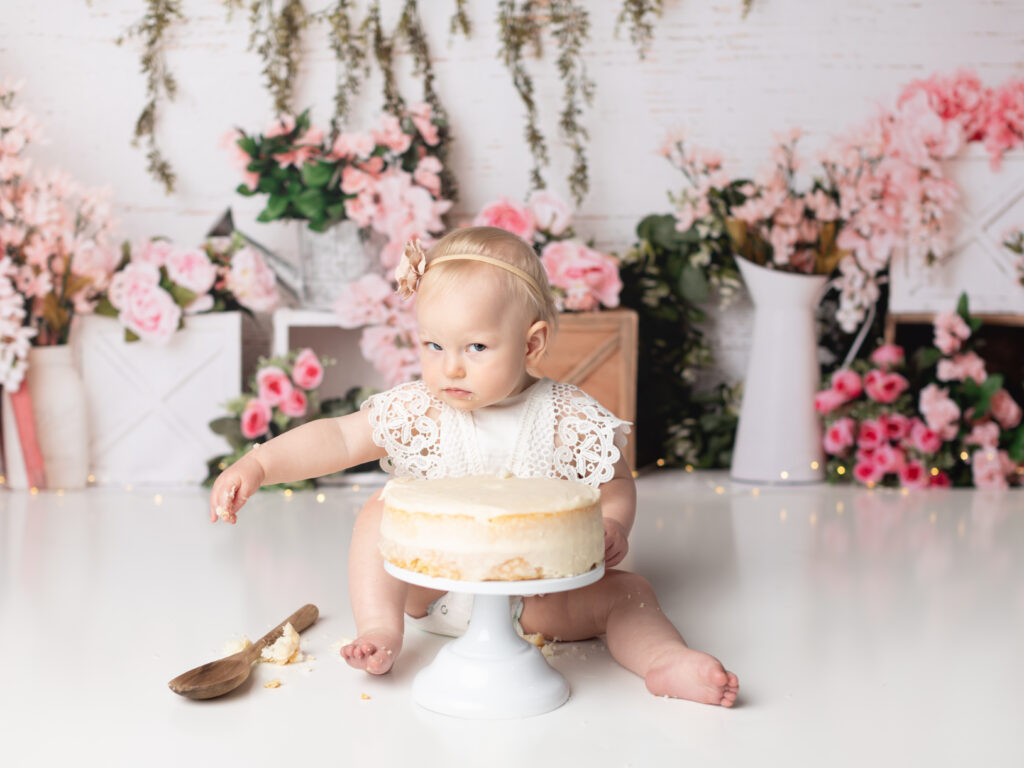 one year old dressed in lace romper for first birthday photoshoot Akron, Ohio