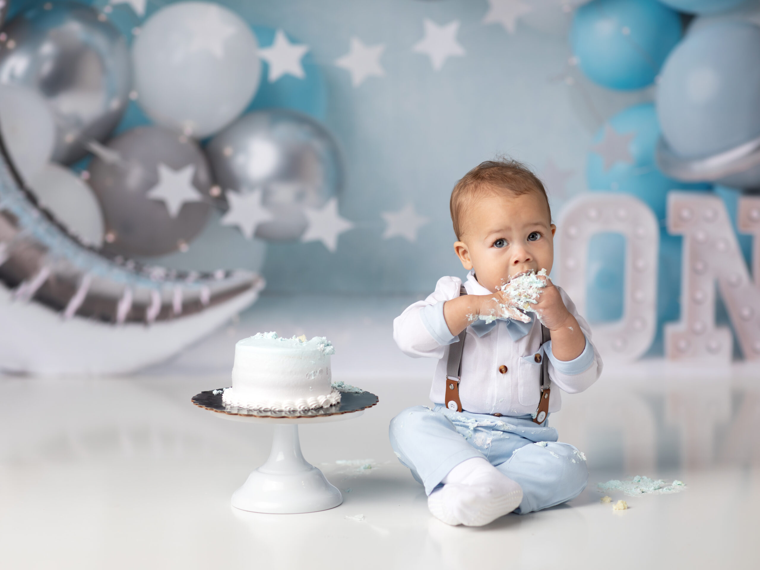 one year old boy eating cake for cake smash photography learning express strongsville