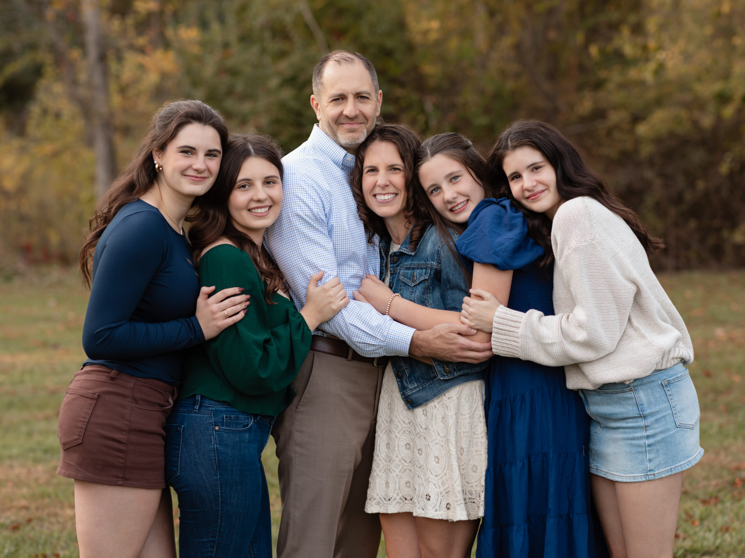 parents and daughters hugging for family photos Bingo in Cleveland